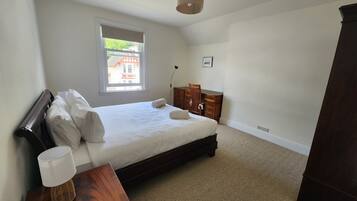 3 bedrooms, iron/ironing board, WiFi (free), bed sheets