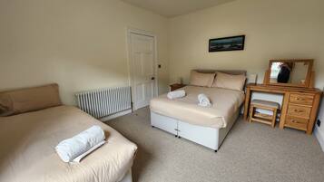 3 bedrooms, iron/ironing board, free WiFi, bed sheets