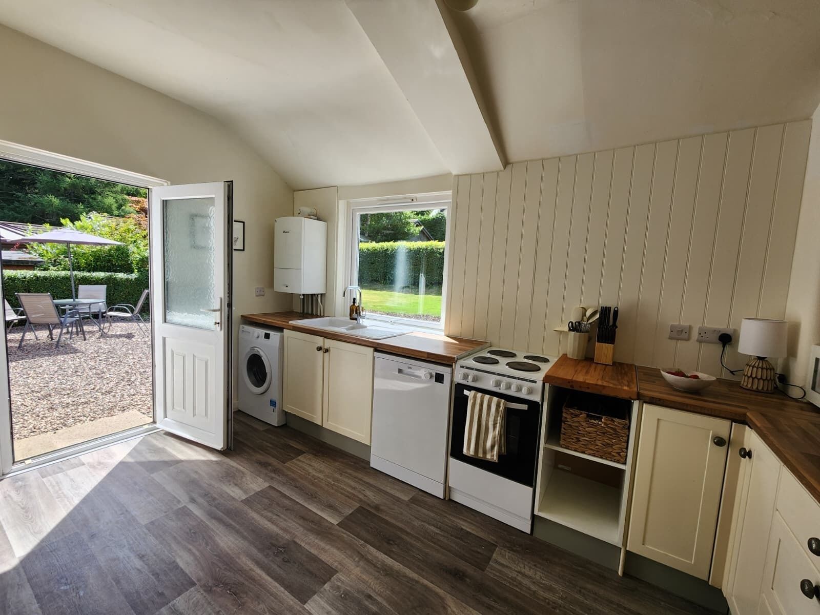 Coffee/tea maker, fridge, microwave, oven