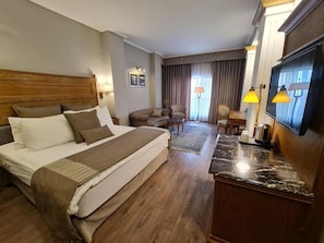 Deluxe kamer, 1 twee- of 2 eenpersoonsbedden, uitzicht op stad | Een kluis op de kamer, geluiddichte muren, een strijkplank/strijkijzer