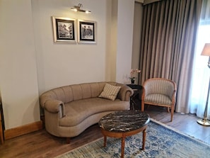 Deluxe kamer, 1 twee- of 2 eenpersoonsbedden, uitzicht op stad | Woonruimte
