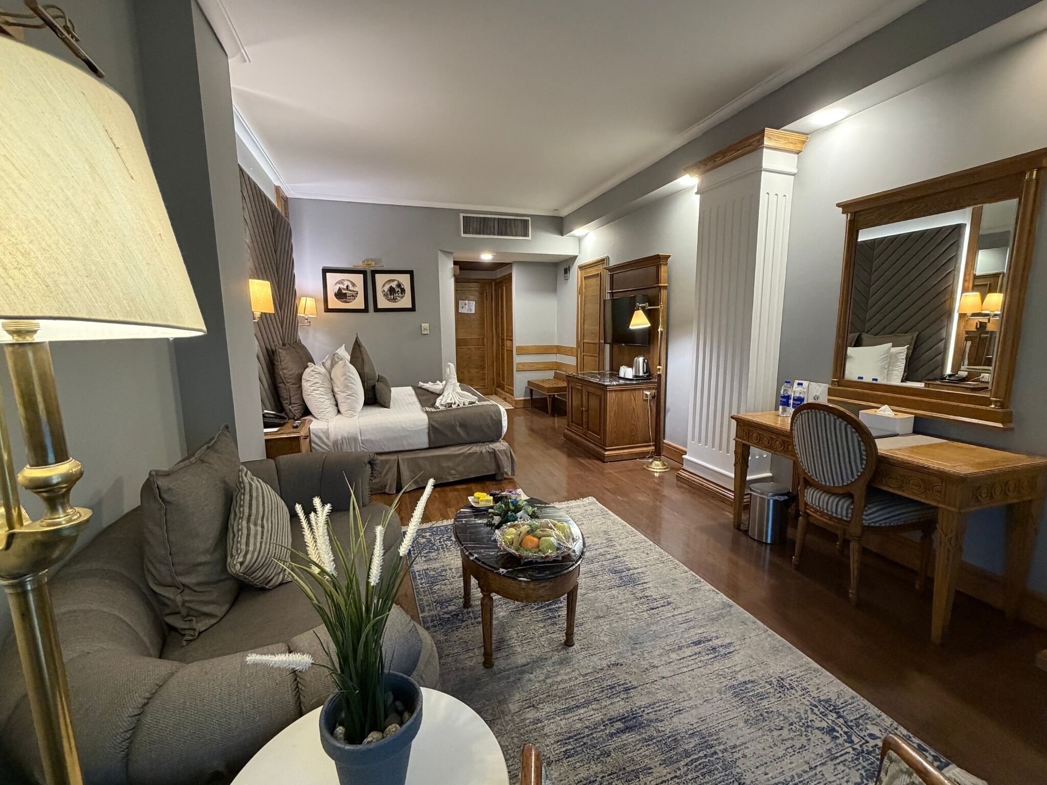 Uma sala de estar bem iluminada, com sofá, mesa de centro e um espaço de refeições com mesa e cadeiras.