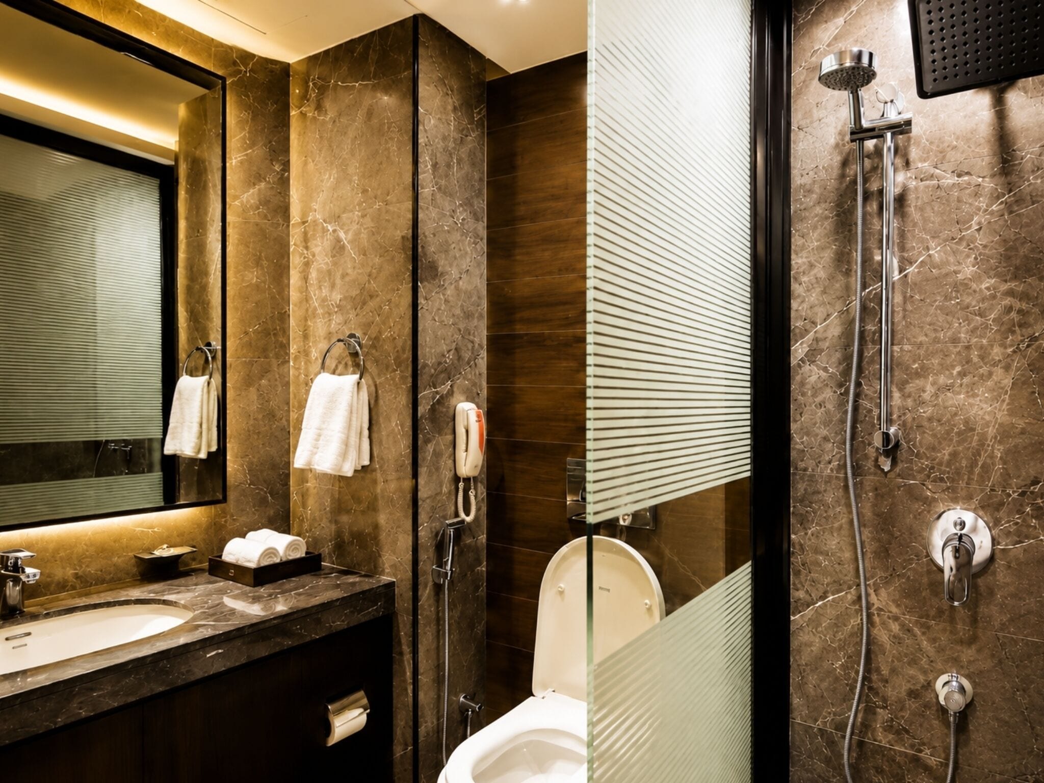 Standard Double or Twin Room | Bathroom | Shower, rainfall showerhead, free toiletries, hair dryer