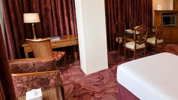 Premium bedding, in-room safe, desk, laptop workspace