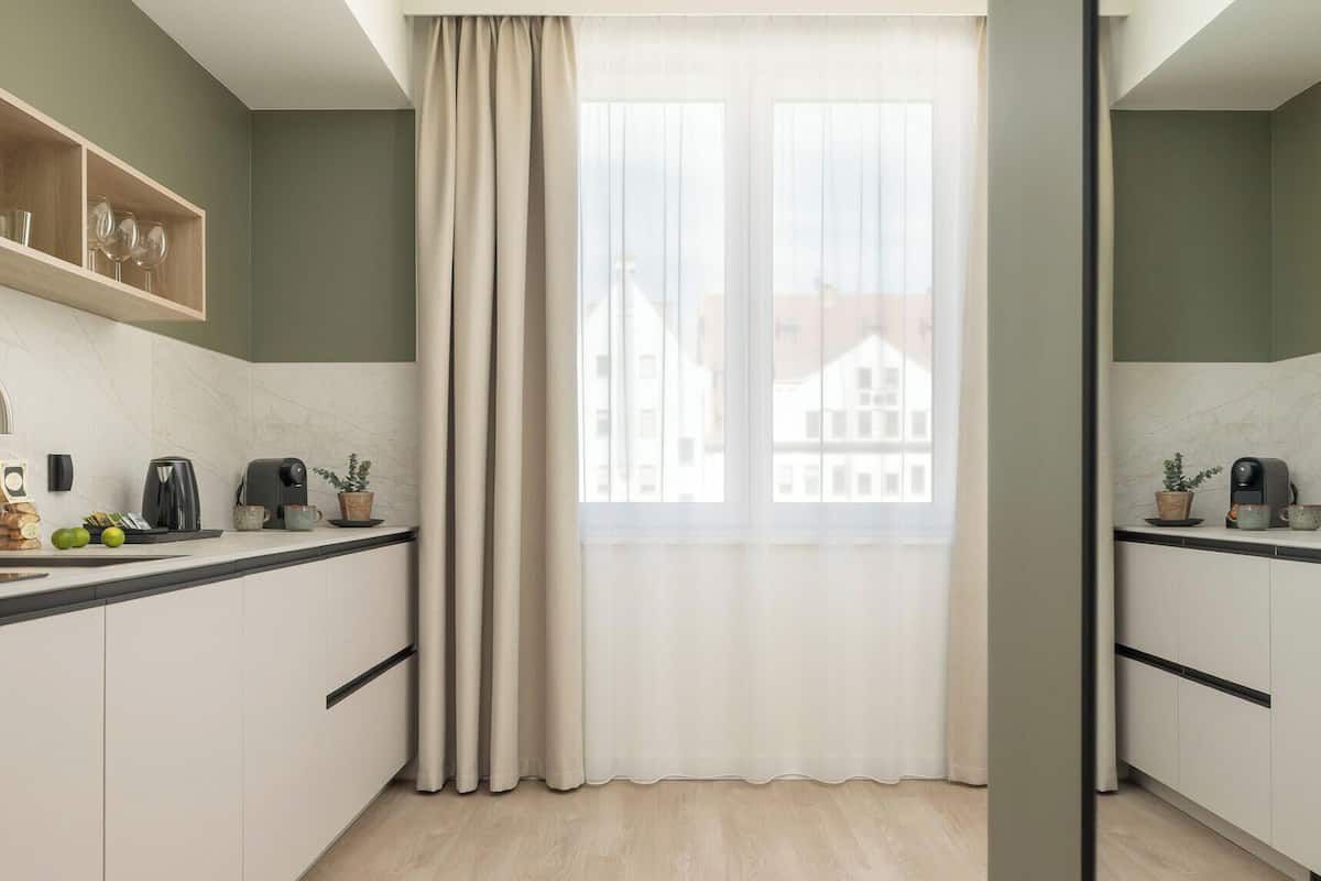 Departamento ejecutivo, vista a la ciudad | Área de sala de estar | Smart TV de 40 pulgadas con canales digitales