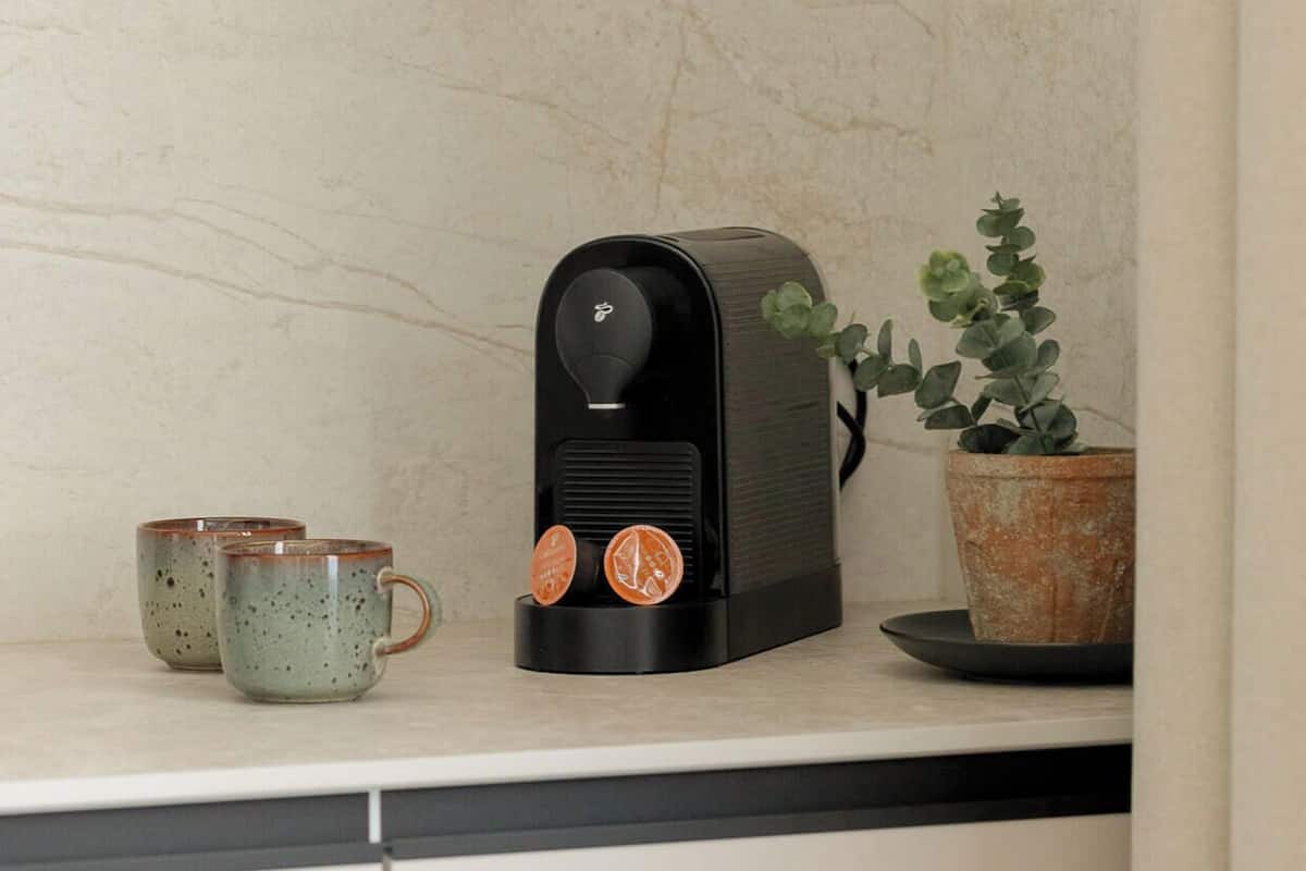 Cafetera de espresso, refrigerador con congelador y parrilla de estufa