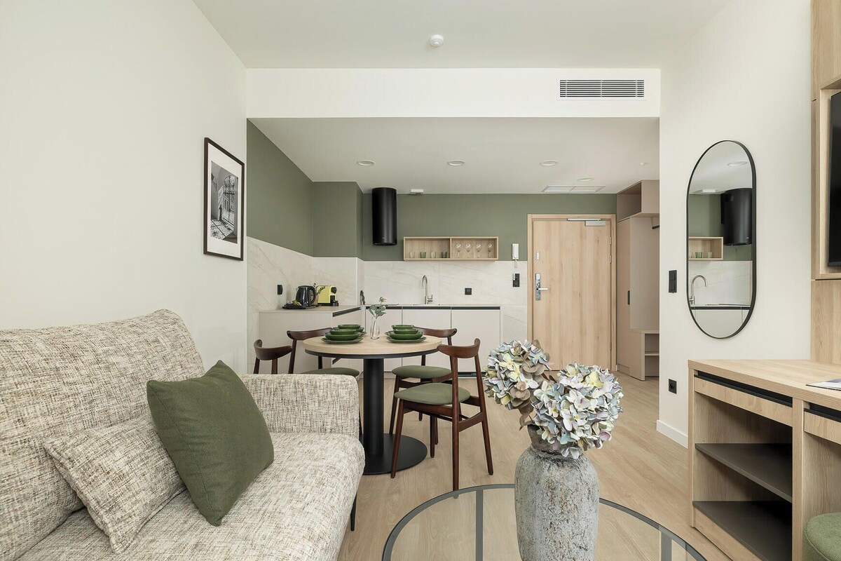 Comfort Suite, River View | In-room safe, desk, laptop workspace, blackout curtains