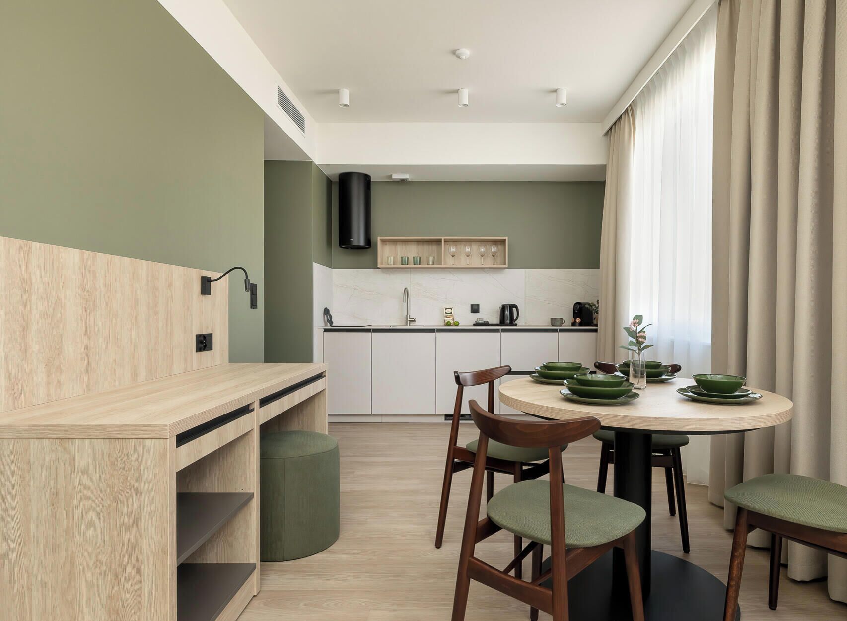 Deluxe Suite, City View | Dining