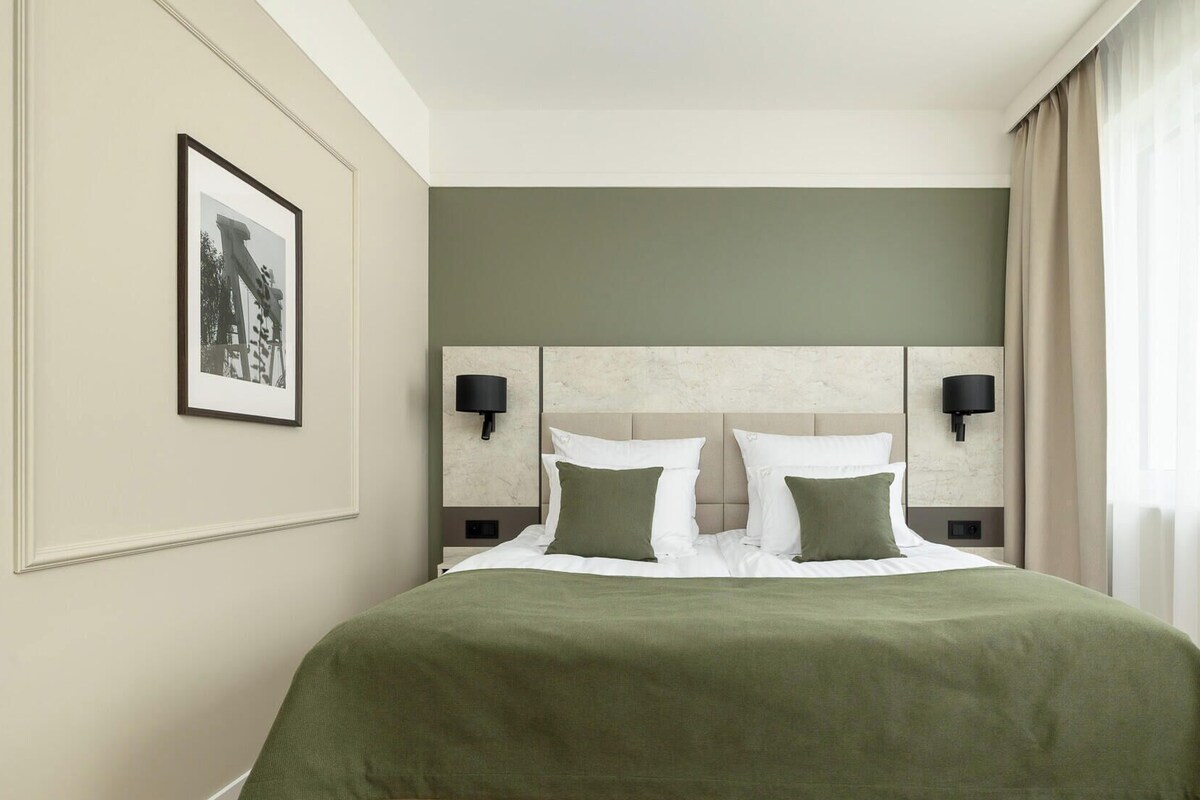 Studio Suite, River View | In-room safe, desk, laptop workspace, blackout curtains