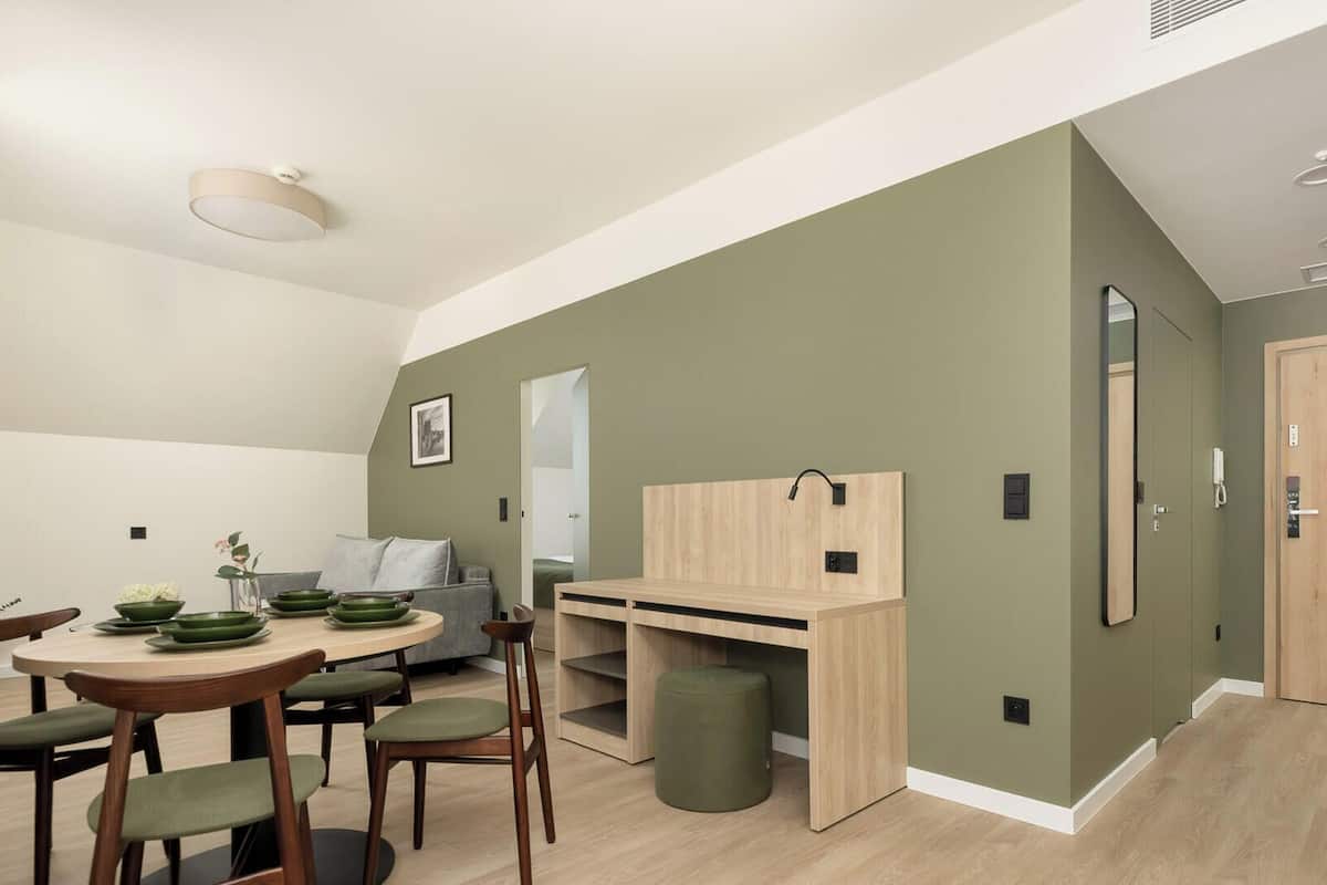 Suite Deluxe, vista a la ciudad | Caja de seguridad en la habitación y escritorio