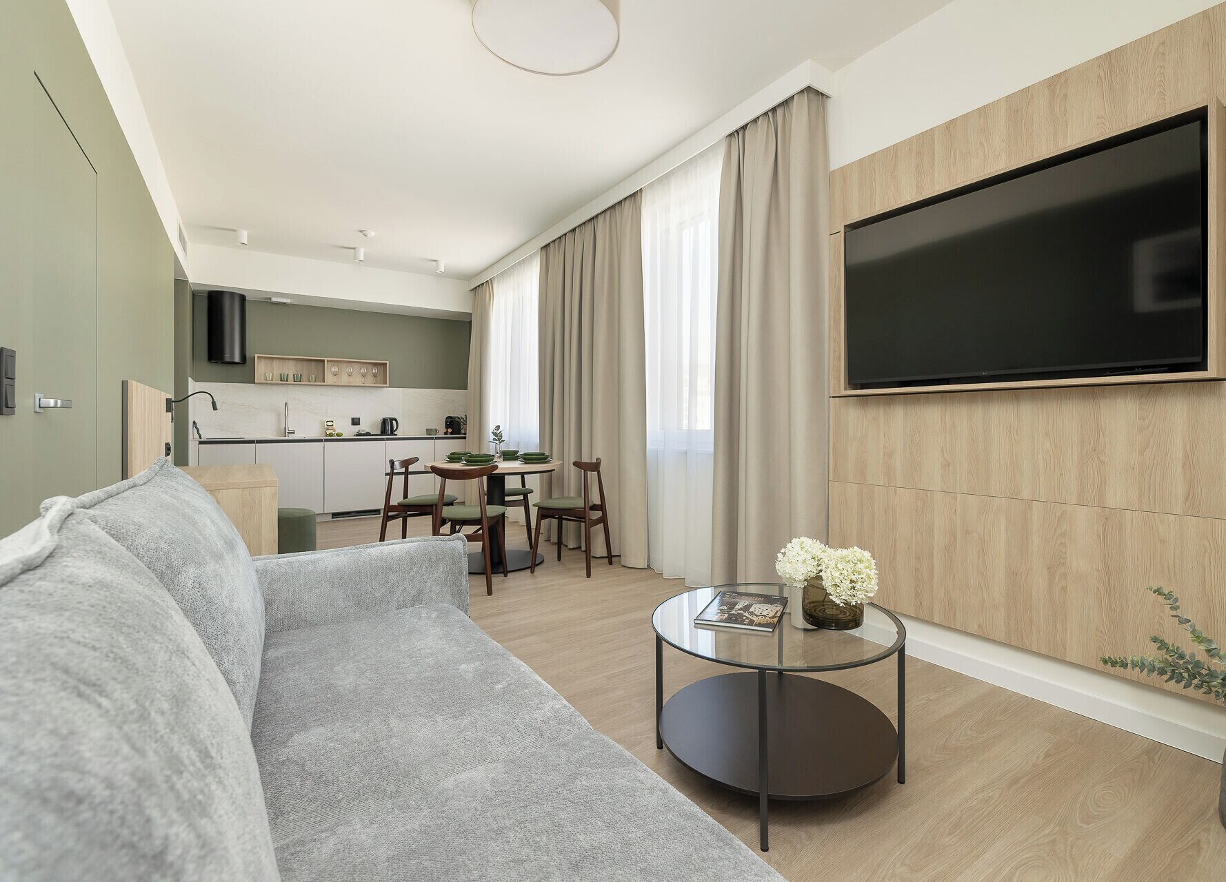 Deluxe-Suite, Stadtblick | Wohnbereich | 40-Zoll-Smart-TV mit Digitalempfang