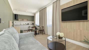 Deluxe-Suite, Stadtblick | Wohnbereich | 40-Zoll-Smart-TV mit Digitalempfang