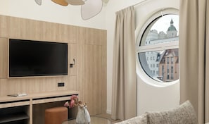 Unclassified image, 4 of 108, button