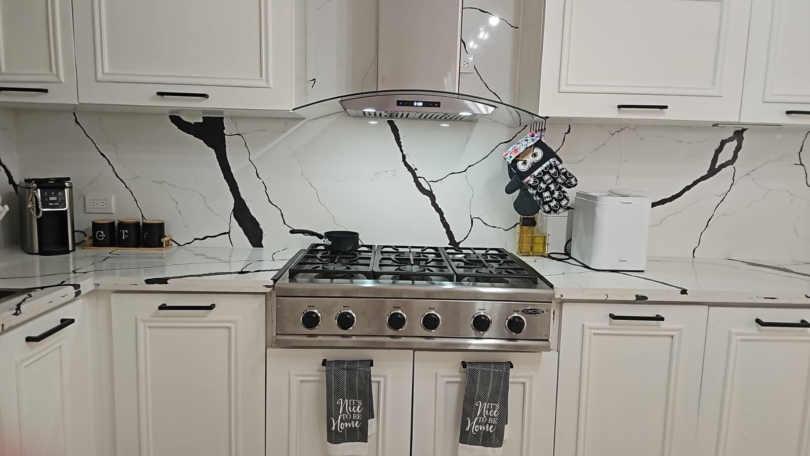 Cafetera y tetera, refrigerador, microondas y parrilla de estufa 