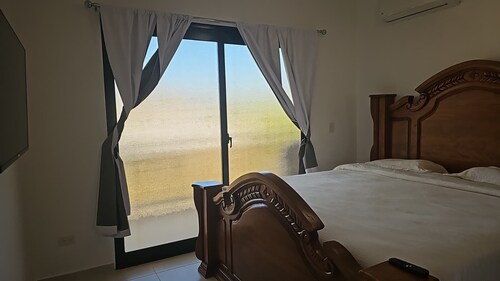 Center of esperanza 3 bedroom plus pool, a/c and hot water fits 12 people comfy.