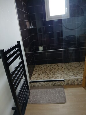 Bathroom - Vrbo Property (Mireval)