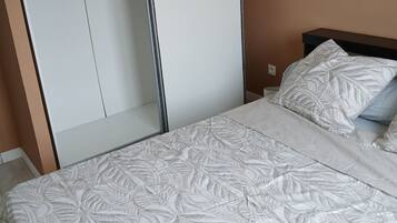 2 Schlafzimmer, Bügeleisen/Bügelbrett, Bettwäsche