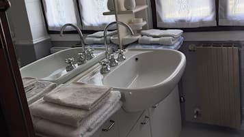 Sèche-cheveux, bidet, serviettes fournies, papier toilette