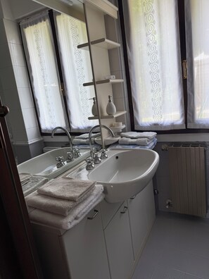 Secador de pelo, bidet, toallas, papel higiénico