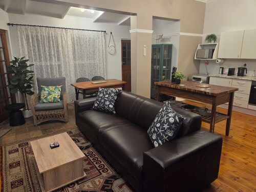 Walking distance to the sea! Perfect location in Mossel Bay Point.