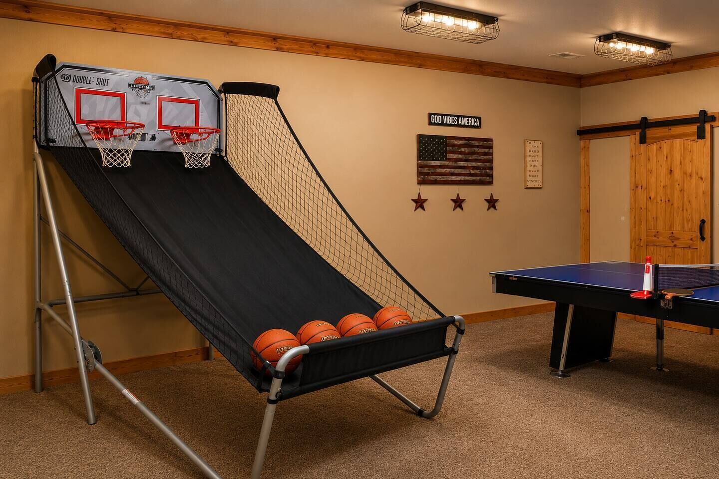 Une pièce équipée d’un panier de basket, d’une table de ping-pong et décorée d’un drapeau américain.