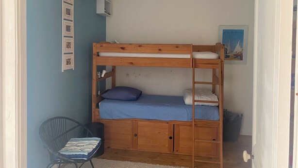 A bunk bed with a chair and a shelf in a room with blue walls. - Fisherman's cottage on the Fouras Peninsula (Charente-Maritime) (Fouras)