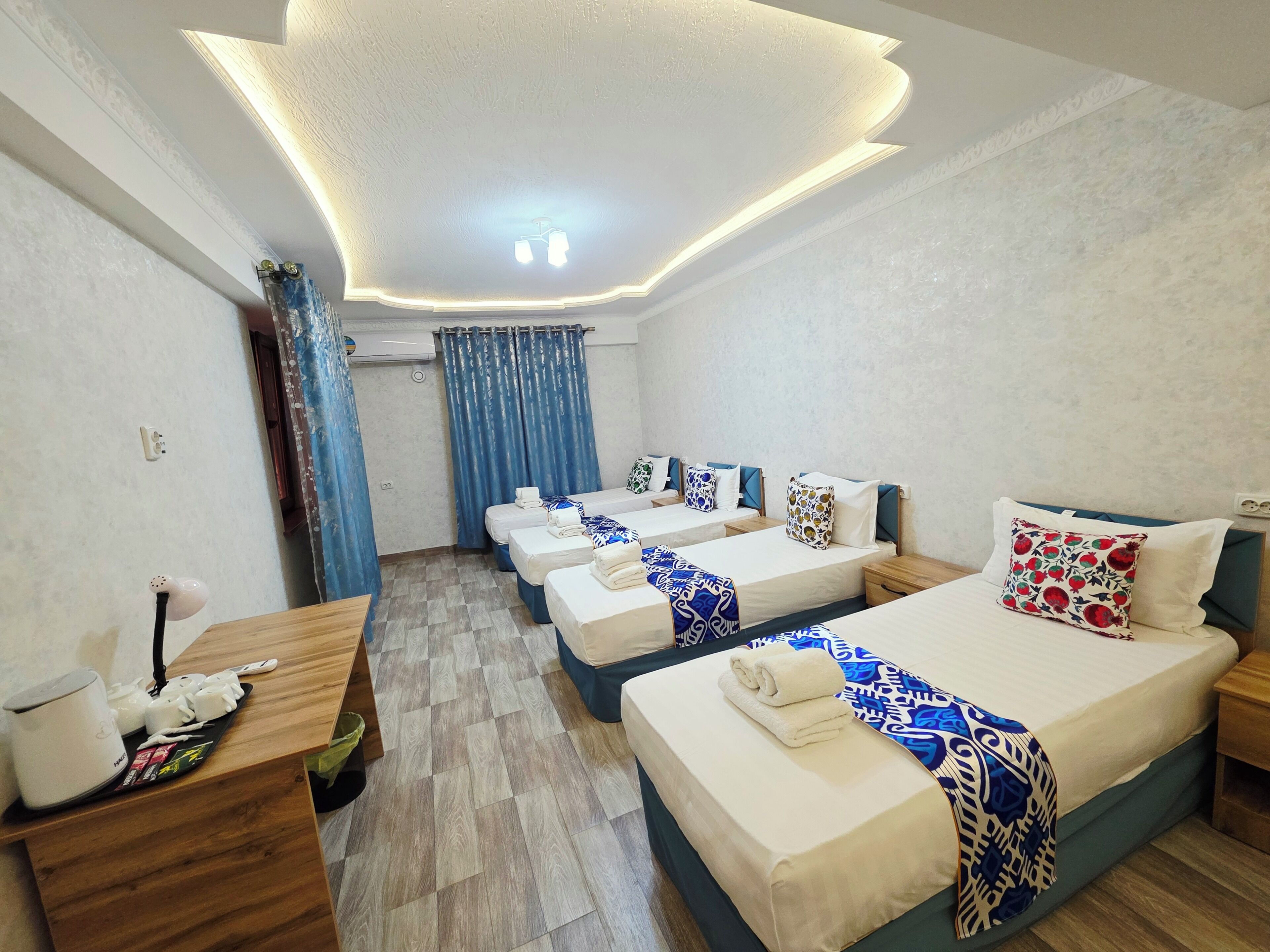 Luxury-Vierbettzimmer | Schreibtisch, laptopgeeigneter Arbeitsplatz, kostenloses WLAN