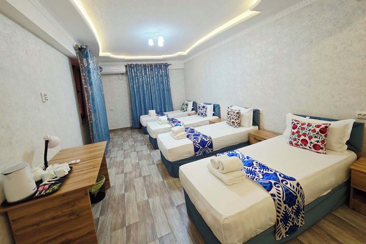 Luxury Quadruple Room | Meja, ruang kerja komputer riba, Wi-fi percuma 