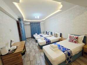 Luxury-Vierbettzimmer | Schreibtisch, laptopgeeigneter Arbeitsplatz, kostenloses WLAN