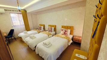 Luxury Triple Room | Desk, laptop workspace, WiFi (free)