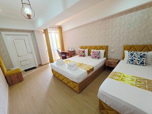 Desk, laptop workspace, WiFi (free) - Samarkand Imron Hotel (Samarkand)