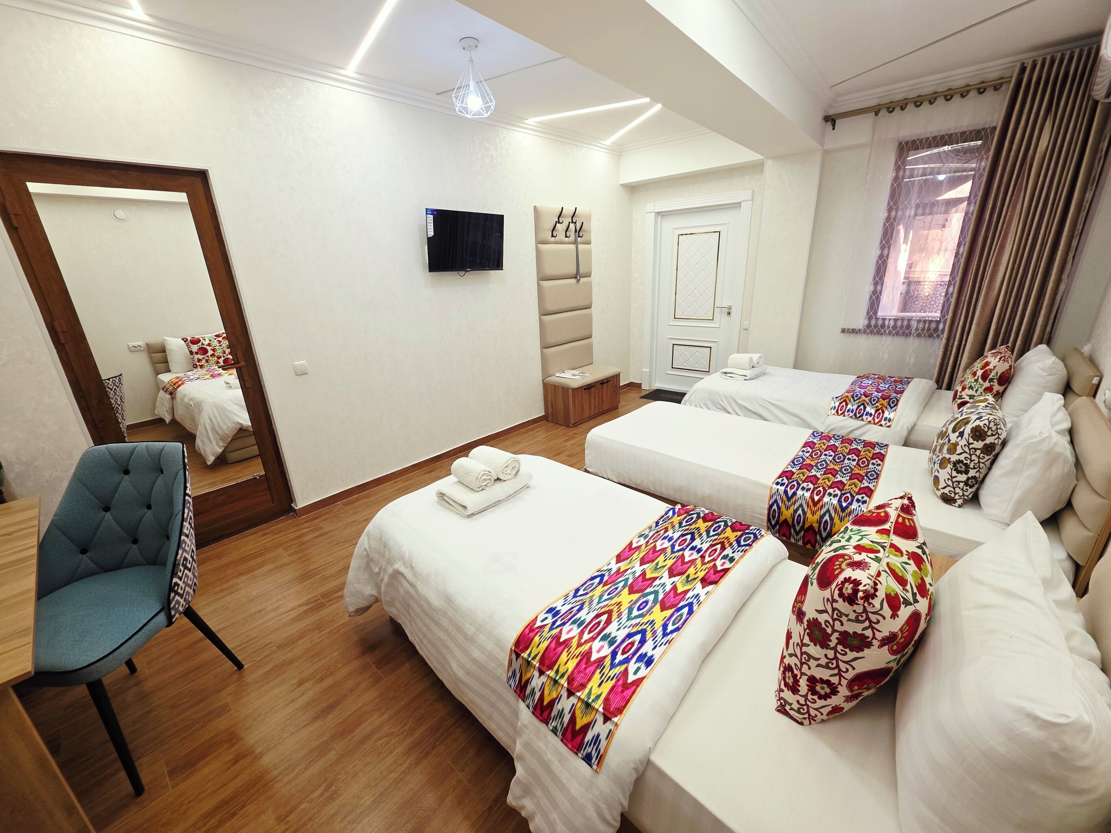 Luxury-Dreibettzimmer | Schreibtisch, laptopgeeigneter Arbeitsplatz, kostenloses WLAN