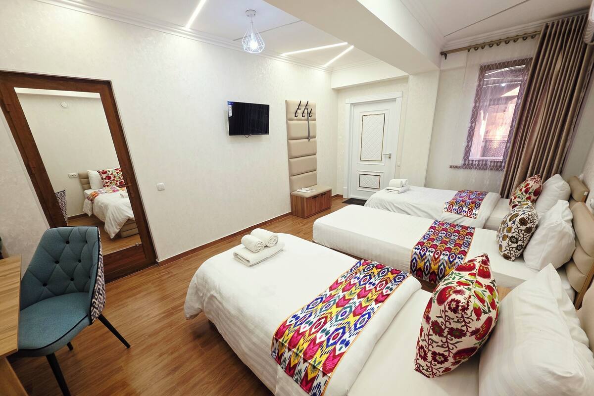 Luxury Triple Room | Meja, ruang kerja komputer riba, Wi-fi percuma 