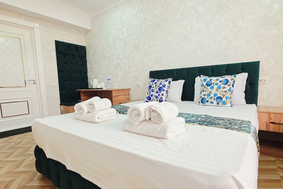 Family Triple Room | Meja, ruang kerja komputer riba, Wi-fi percuma 