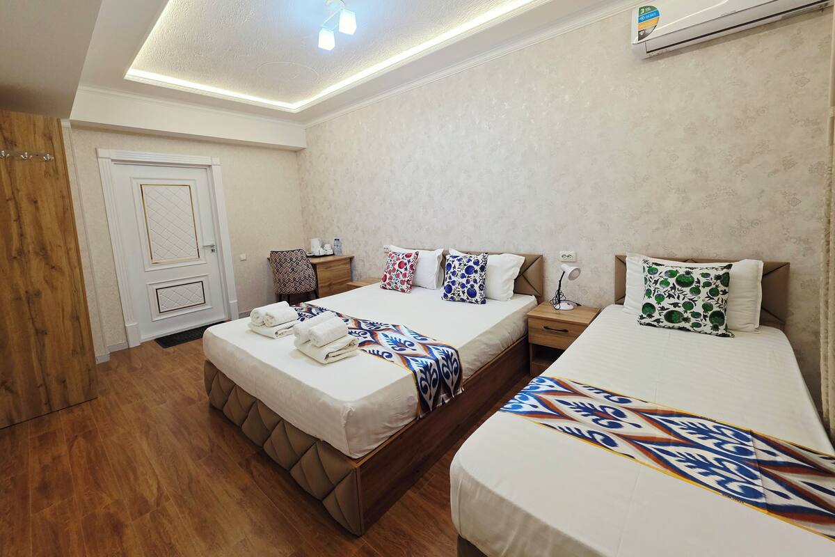 Family Triple Room | Meja, ruang kerja komputer riba, Wi-fi percuma 