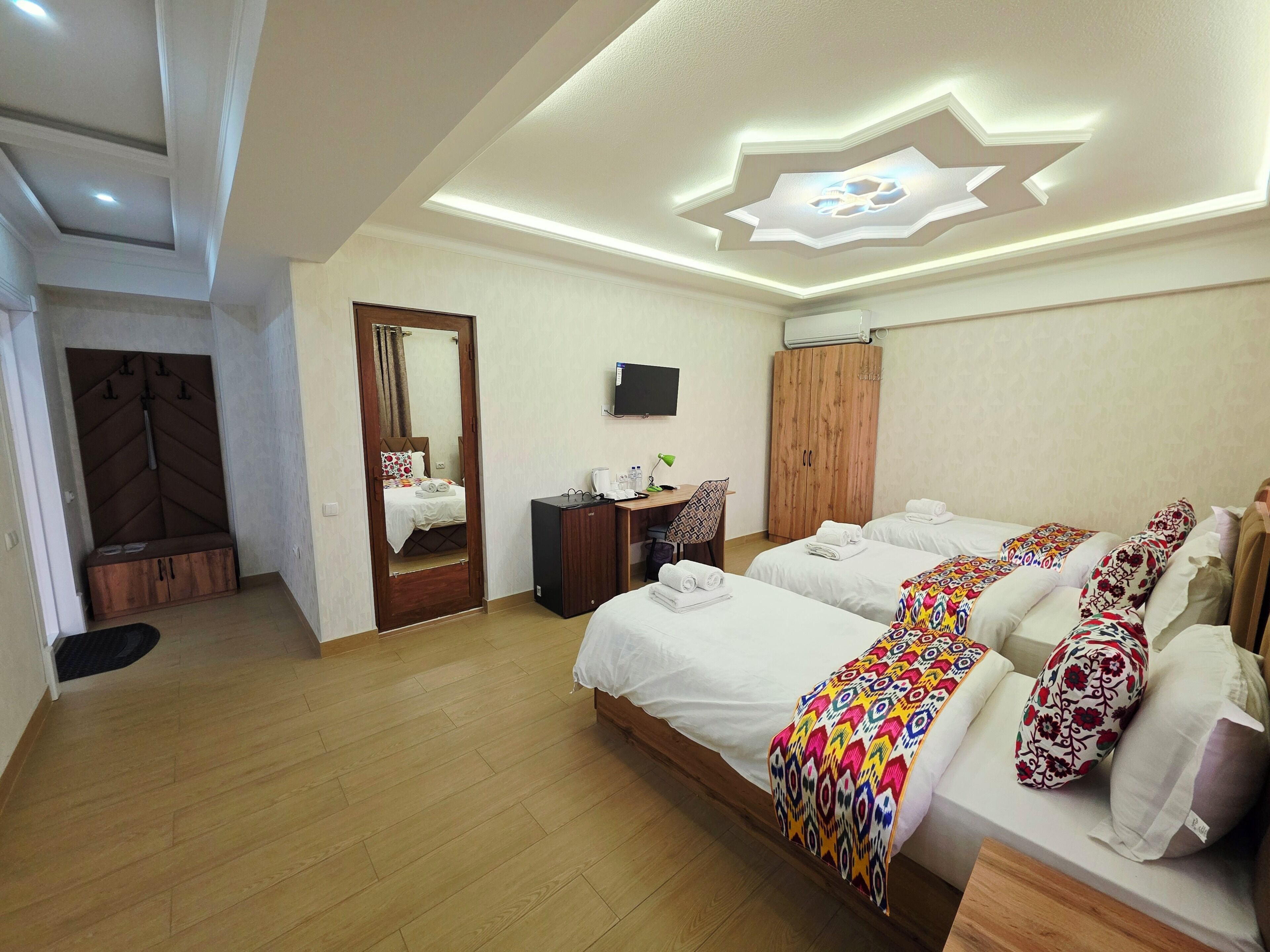 Deluxe-Vierbettzimmer, Blick auf den Innenhof | Schreibtisch, laptopgeeigneter Arbeitsplatz, kostenloses WLAN