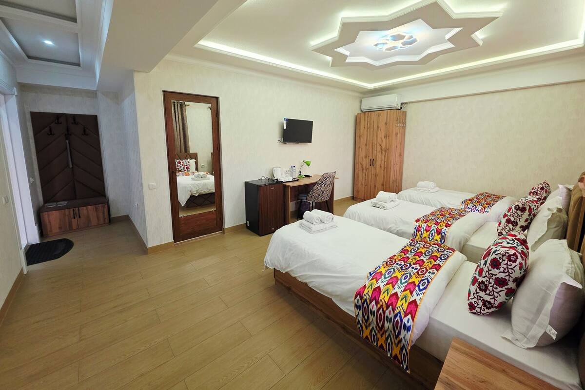 Deluxe Quadruple Room, Courtyard View | Meja, ruang kerja komputer riba, Wi-fi percuma 