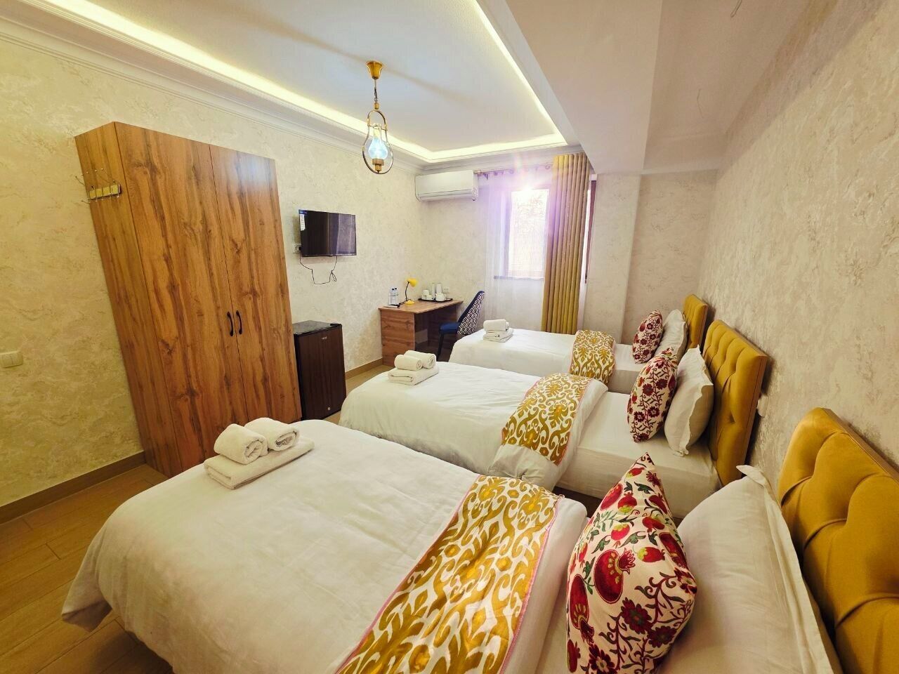 Luxury Triple Room | Desk, laptop workspace, WiFi (free)