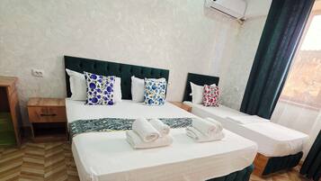 Habitación triple familiar | Escritorio, espacio para trabajar con un portátil, wifi gratis