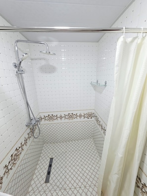 Classic Triple Room, Non Smoking | Bilik Mandi | Pancuran mandi, pengering rambut, tuala disediakan, sabun 