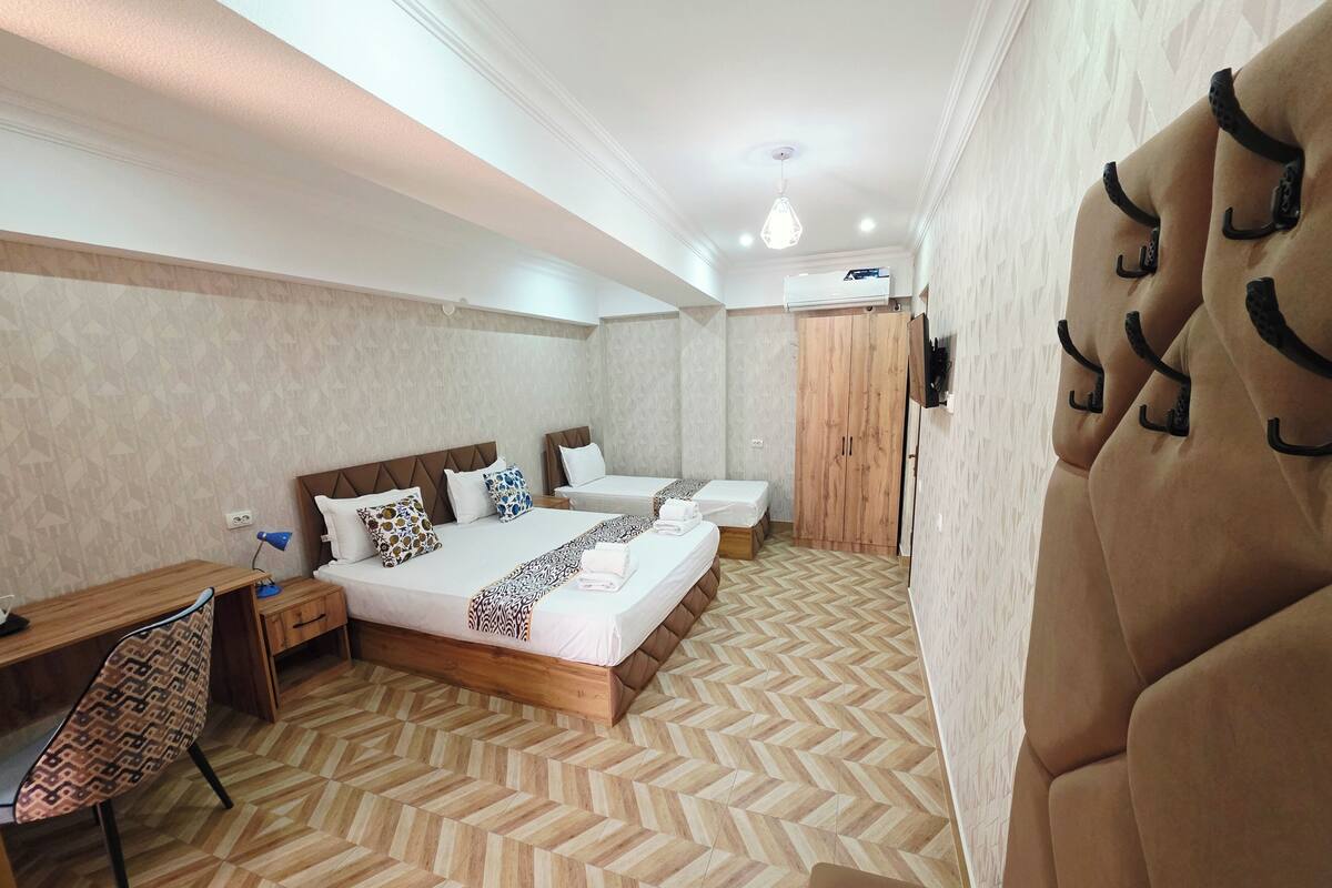 Family Quadruple Room, Balcony, Courtyard View | Meja, ruang kerja komputer riba, Wi-fi percuma 