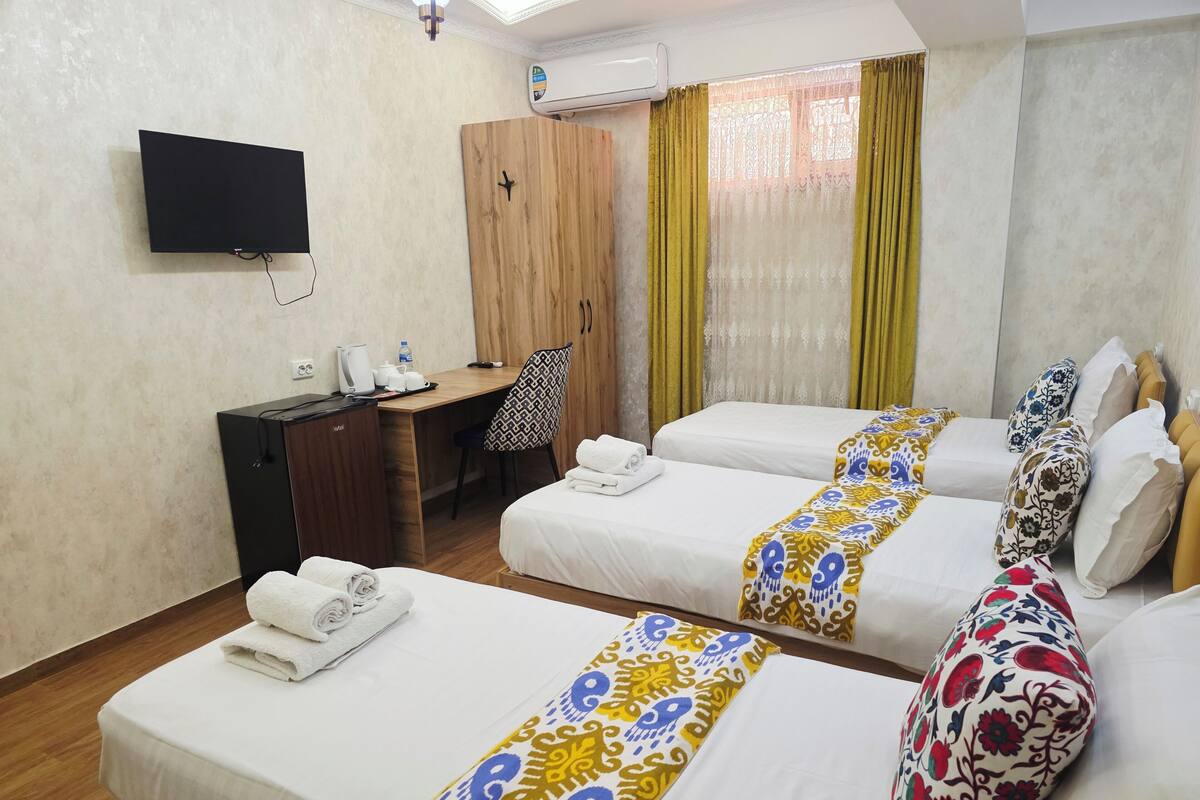 Classic Triple Room, Non Smoking | Meja, ruang kerja komputer riba, Wi-fi percuma 
