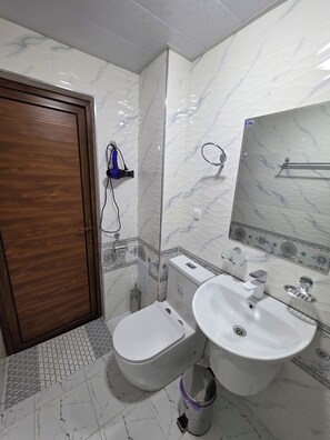 Comfort-Vierbettzimmer | Badezimmer | Dusche, Haartrockner, Handtücher, Seife