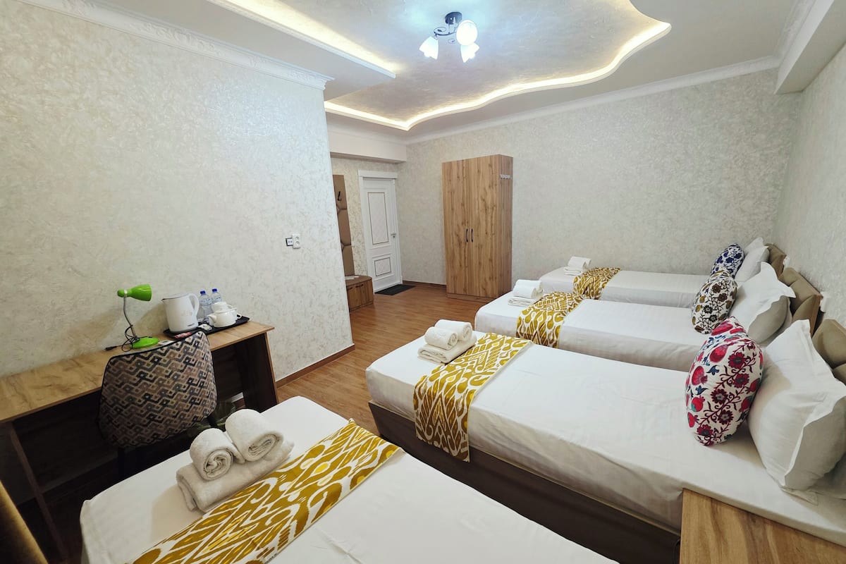 Comfort Quadruple Room | Meja, ruang kerja komputer riba, Wi-fi percuma 