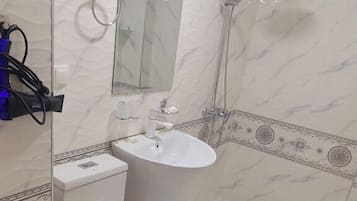 Chambre quadruple Confort | Salle de bain | Douche, séchoir à cheveux, serviettes fournies, savon