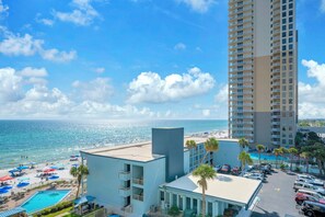 Ein Hotel mit Pool, Zugang zum Strand und Meerblick.