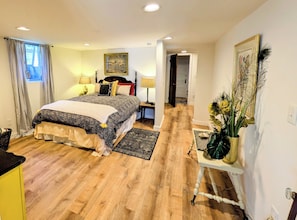 Tabla de planchar con plancha, wifi, ropa de cama