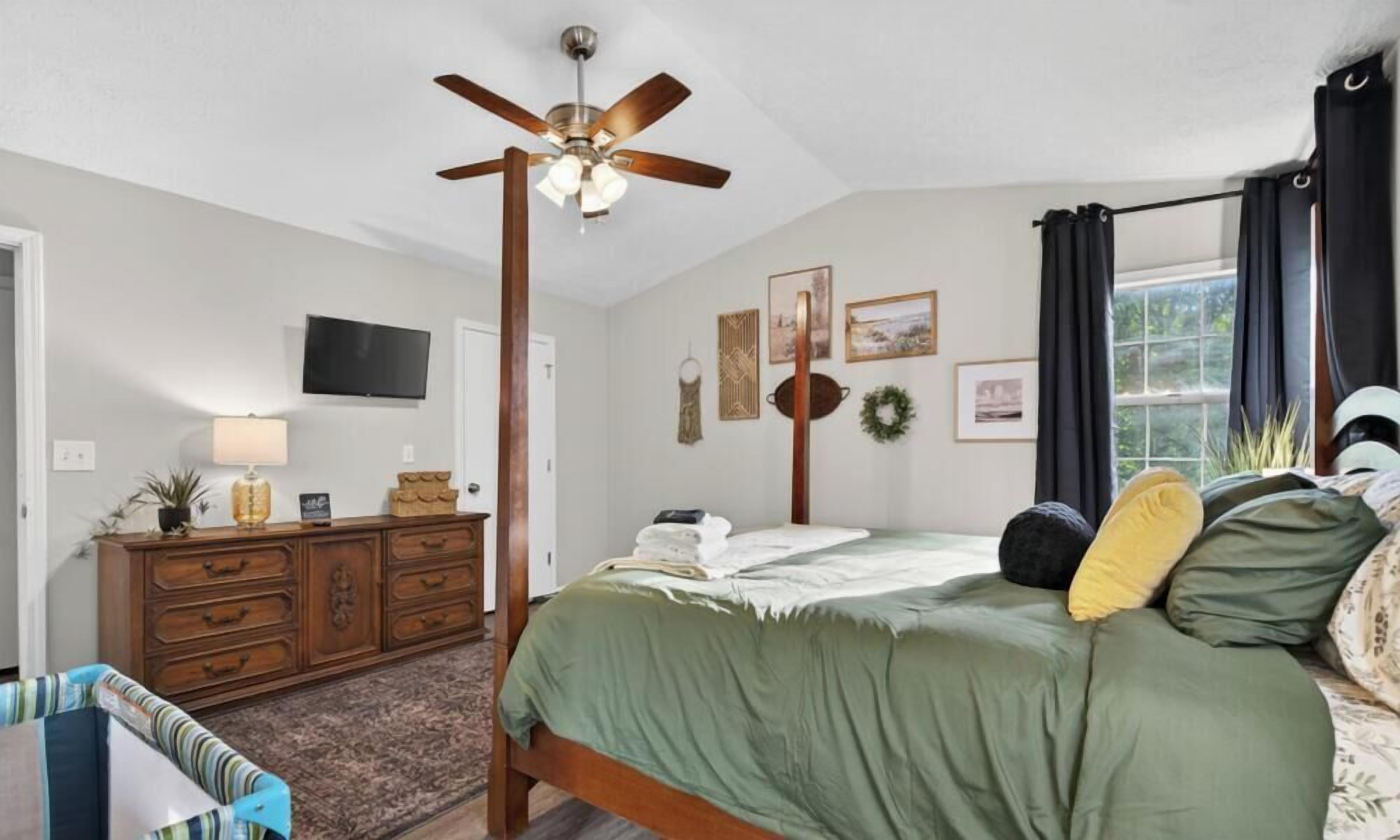 3 bedrooms, desk, iron/ironing board, travel crib