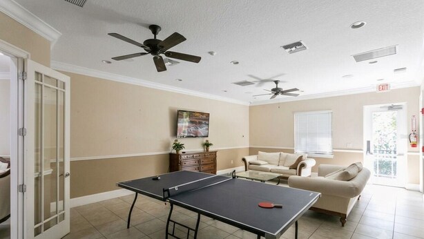 Game room - Beautiful townhouse 11 miles from Disney with 4 bedrooms and 4 bathrooms. At Champions Gate (Davenport)