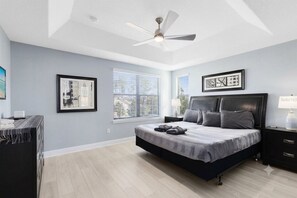 A bedroom with a bed, a nightstand, a desk, and a ceiling fan. - Beautiful townhouse 11 miles from Disney with 4 bedrooms and 4 bathrooms. At Champions Gate (Davenport)
